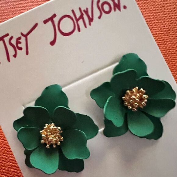 💚 Betsey Johnson sweet green flower earrings 💚 - Picture 1 of 5